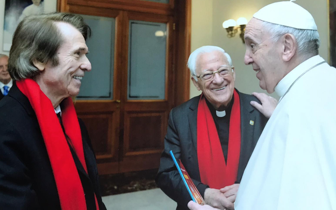 El Papa saluda al Padre Ángel y a Raphael