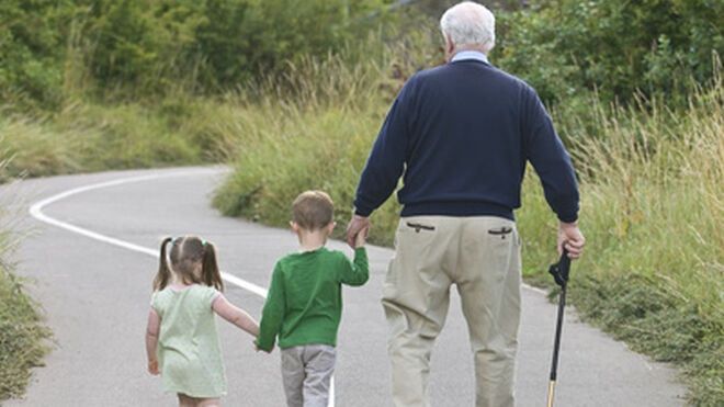 abuelos que cuidan de niños