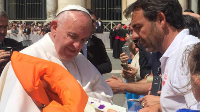 El Papa y Oscar Camps, fundador de Open Arms