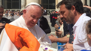 El Papa y Oscar Camps, fundador de Open Arms