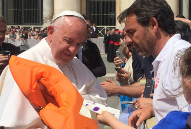 El Papa y Oscar Camps, fundador de Open Arms