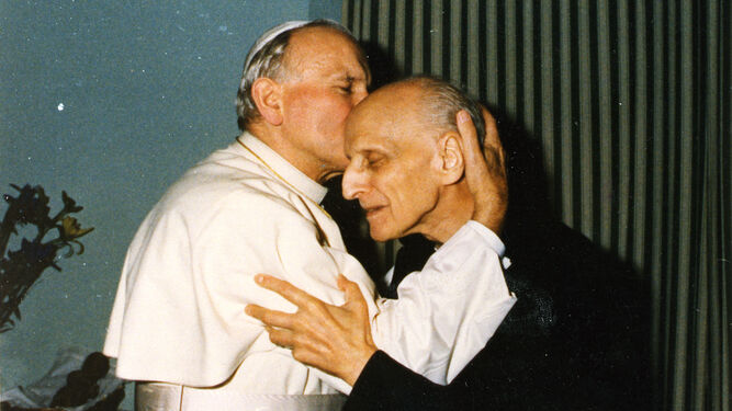 Impresionante abrazo de San Juan Pablo II y el padre Arrupe