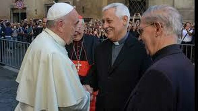 El papa Francisco saluda al nuevo general Arturo Sosa y al general saliente Adolfo Nicolás