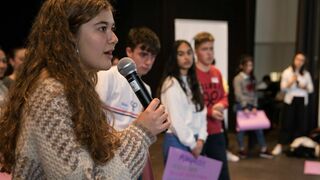 Jóvenes de Granada participando en la selección de problemas, con Scholas
