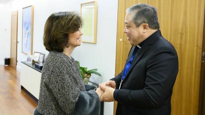 La vicepresidenta primera, Carmen Calvo, y el nuevo nuncio en España, Bernardito Auza
