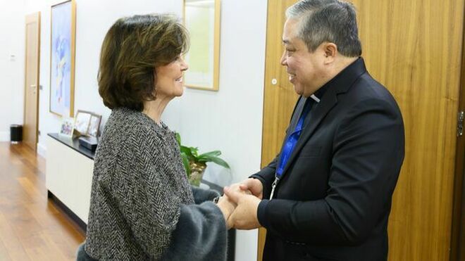 La vicepresidenta primera, Carmen Calvo, y el nuevo nuncio en España, Bernardito Auza