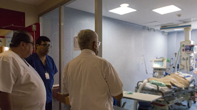 Monseñor Miguel Cabrejos ante los niños, en estado de gravedad