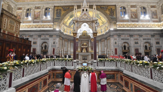 El Papa reza ante la tumba de San Pablo