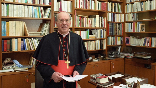 El cardenal G. Battista Re, ahora decano del Colegio de Cardenales