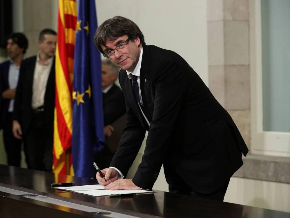 1. puigdemont-firma-declaracion-independencia-101017