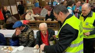 Mon. Santos Montoya sirviendo desayunos en San Antón