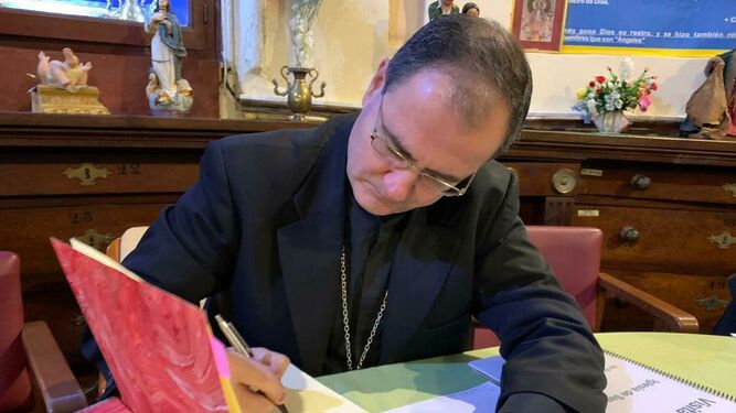 Montoya firmó en el libro de honor de la Iglesia