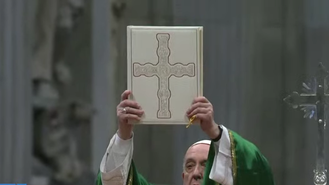 El Papa bendice con el Evangeliario