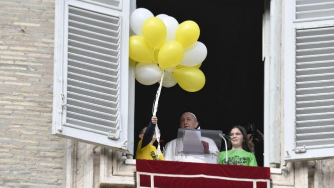 El Papa, con niños