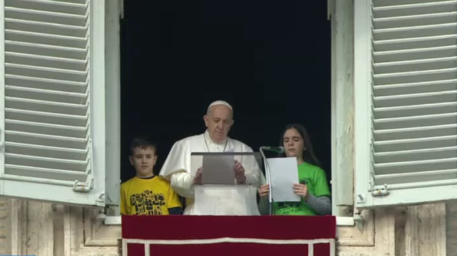 Papa y niños de Acción Católica