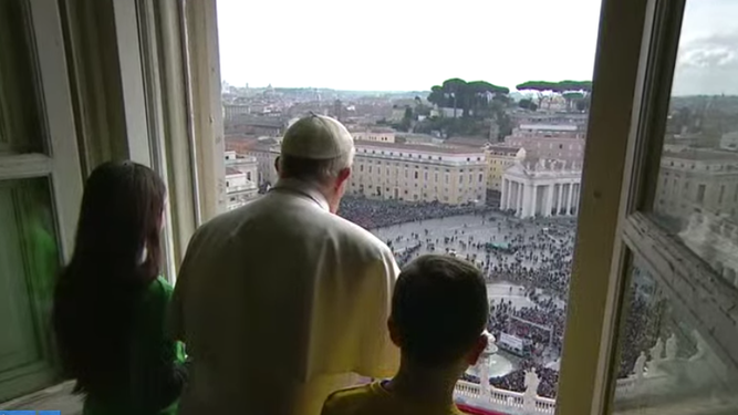 El Papa y los niños, en la ventana