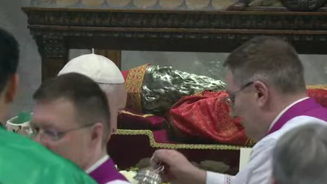 El Papa y la urna de San Timoteo