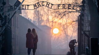 Visita al campo de exterminio, en cuya entrada todavía se lee: "El trabajo os hará libres"