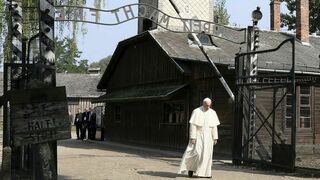 El Papa pasea por Auschwitz