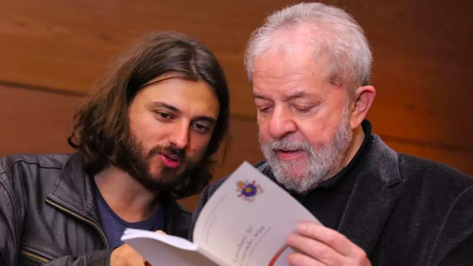 Lula da Silva, con un ejemplar de Laudato Si