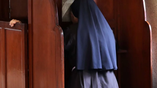 MOnja en confesionario