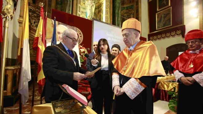 José Luis Mendoza entrega a Bernardo Kliksberg su Doctor Honoris Causa.