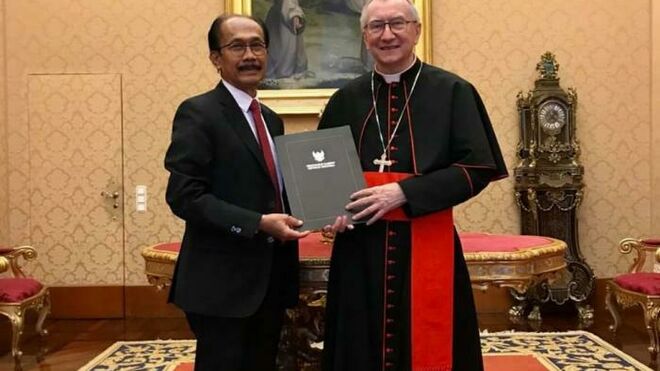 El embajador Syriono entregó la invitación oficial a Parolin