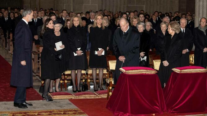 Los reyes Felipe y Letizia junto a Juan Carlos y Sofía en el funeral por Pilar de Borbón