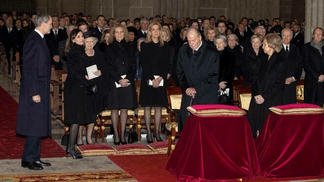 Los reyes Felipe y Letizia junto a Juan Carlos y Sofía en el funeral por Pilar de Borbón