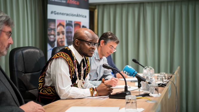 El camerunés, en la sede de Mundo Negro, en Madrid