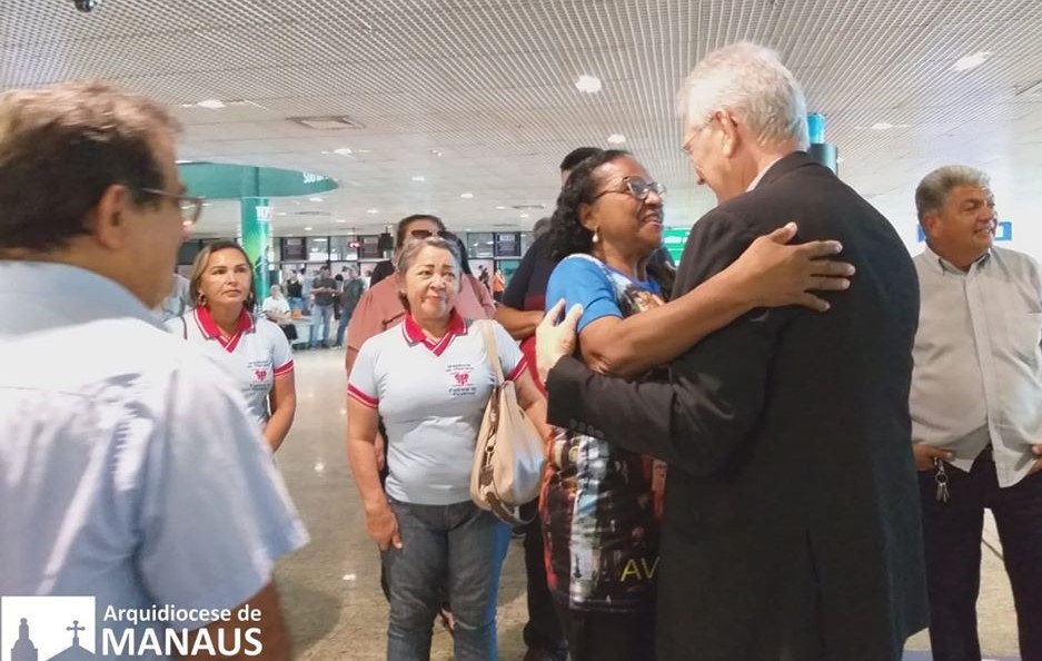 Don Leonardo en su llegada al aeropuerto de Manaos