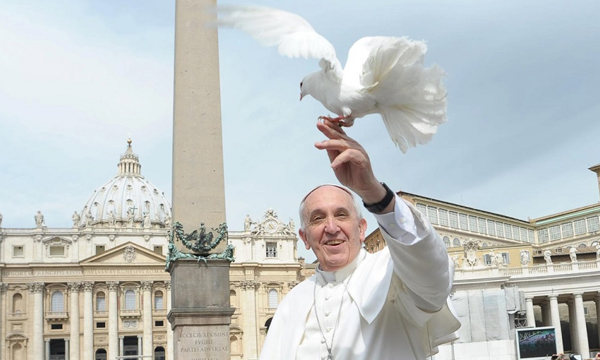 El papa Francisco y la paloma de la paz