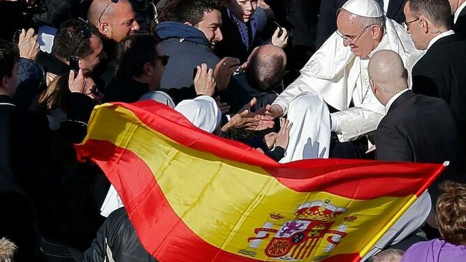 Francisco, ante una bandera de España