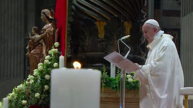 Francisco, a los religiosos: "El tentador, el diablo, insiste en nuestras miserias, en nuestras manos vacías"