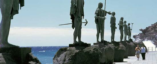 Guanches en la plaza de la Candelaria de Tenerife