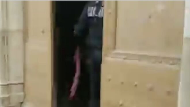 El policía francés entrando en la iglesia de Toulouse