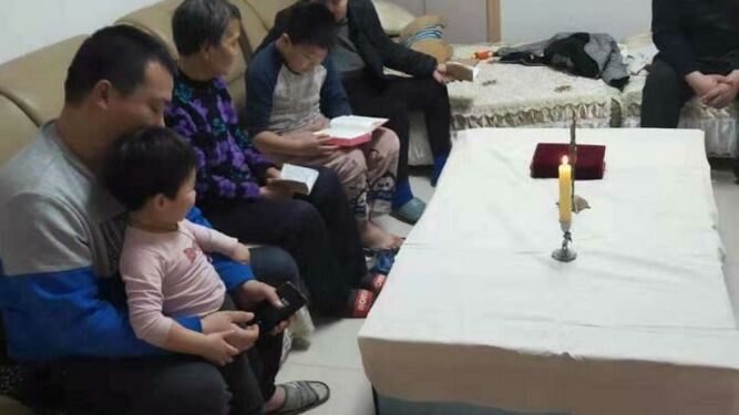 Reunidos en oración en un domicilio, en China