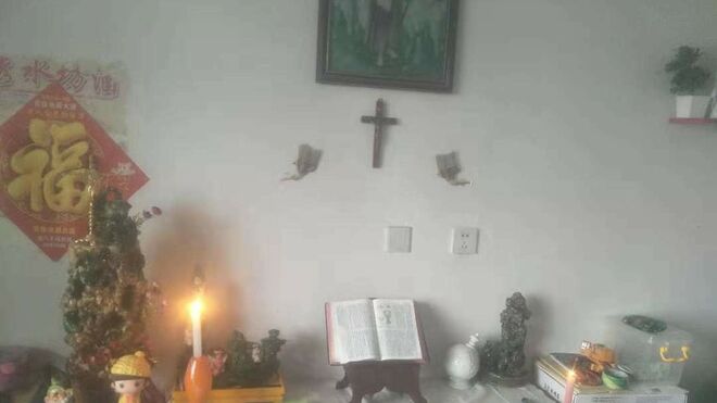 Un altar doméstico para la celebración íntima de los chinos católicos ante la emergencia del virus