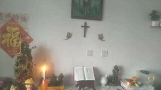 Un altar doméstico para la celebración íntima de los chinos católicos ante la emergencia del virus