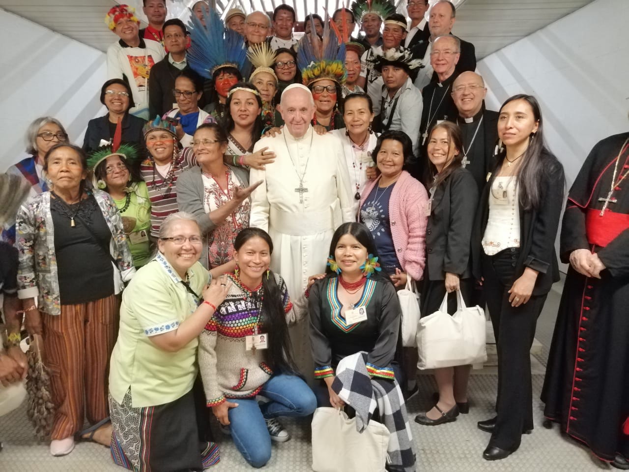El Papa Francisco con los indígenas del Sínodo