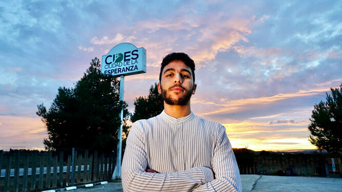 Noun Eddin en la entrada de la Ciudad de la Esperanza
