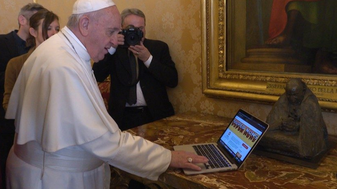 El Papa Francisco da el primer click a 'Super Nuns'