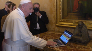 El Papa Francisco da el primer click a 'Super Nuns'