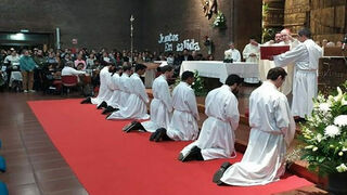 Ordenaciones en la iglesia de San Francisco Javier y San Luis Gonzaga, en Madrid