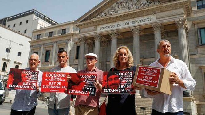 Distintos colectivos presentaron un millón de firmas por una ley de eutanasia