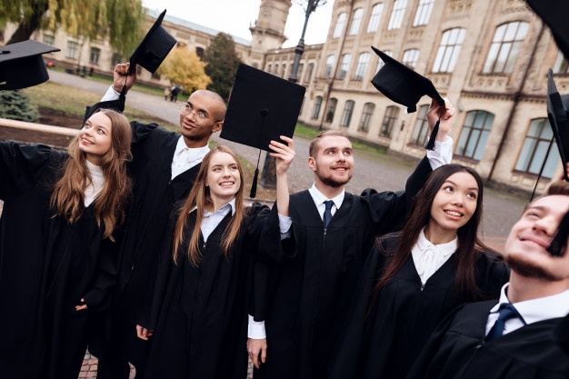 Chicos y chicas universitarios