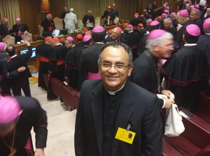 Padre Adelson en la asamblea sinodal