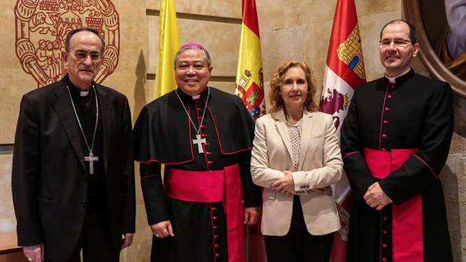 La rectora de la UPSA y otras autoridades junto al nuncio B. Auza