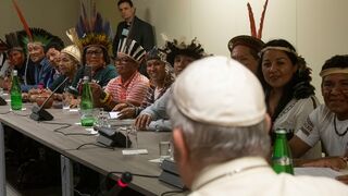 Francisco, con los indígenas en el Sínodo