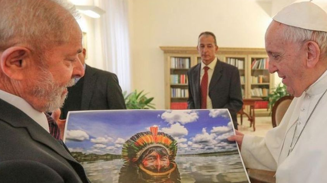 Lula le entrega al Papa Francisco el retrato de un indígena